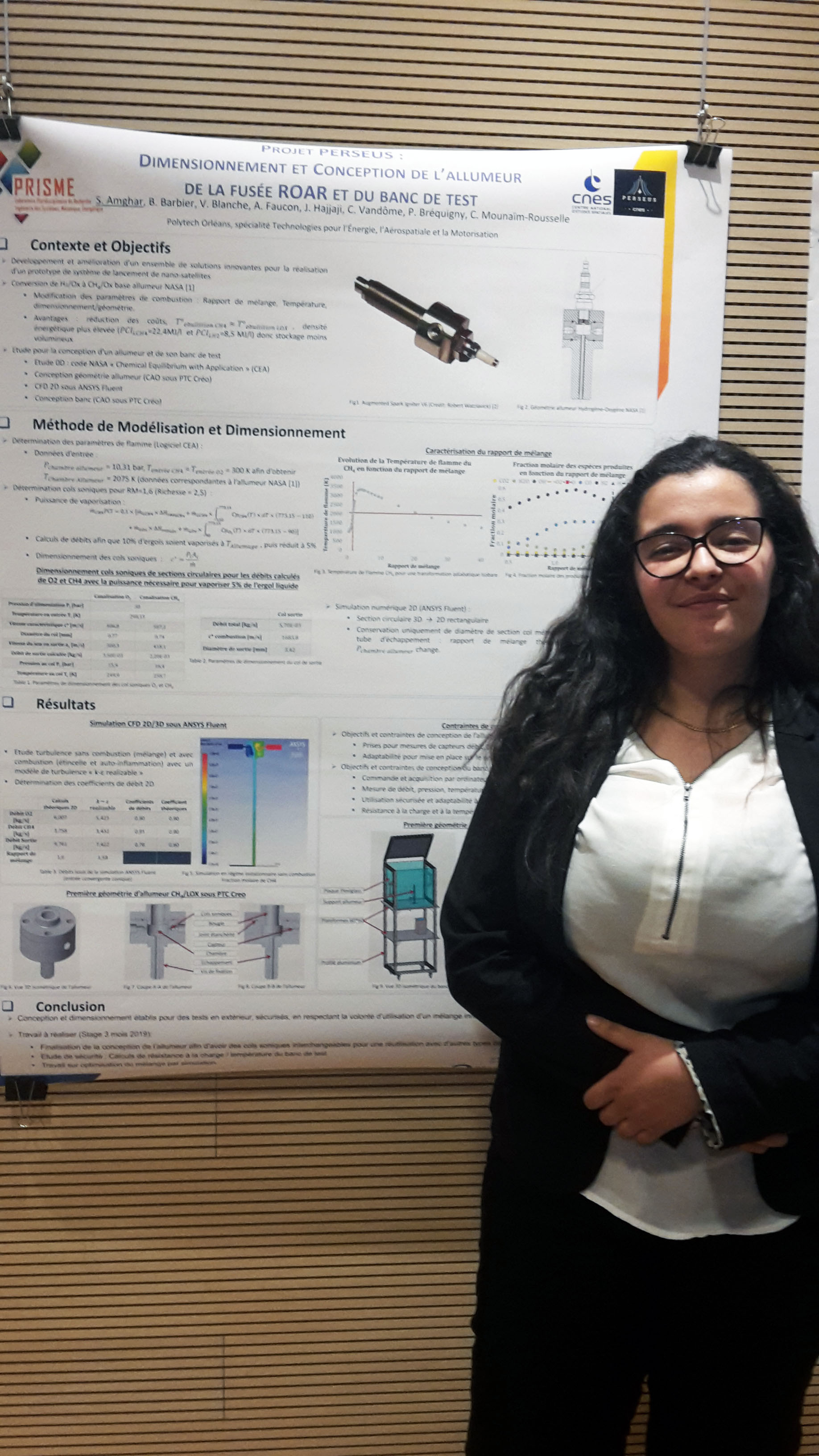 POL_Actu prix séminaire PERSEUS Sabrina devant son poster