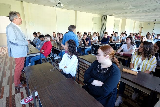 Accueil des étudiants de première année de GEA par le directeur Accueil des étudiants de première année de GEA par le directeur