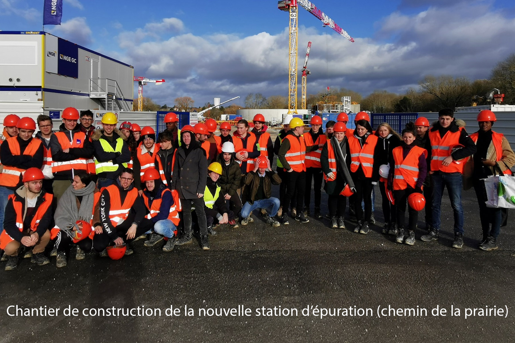 Etudiants en Génie Civil sur le lieu de la visite Etudiants en Génie Civil sur le lieu de la visite