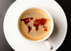 crédit photos stocklib café avec une carte du monde dessinée dans la mousse