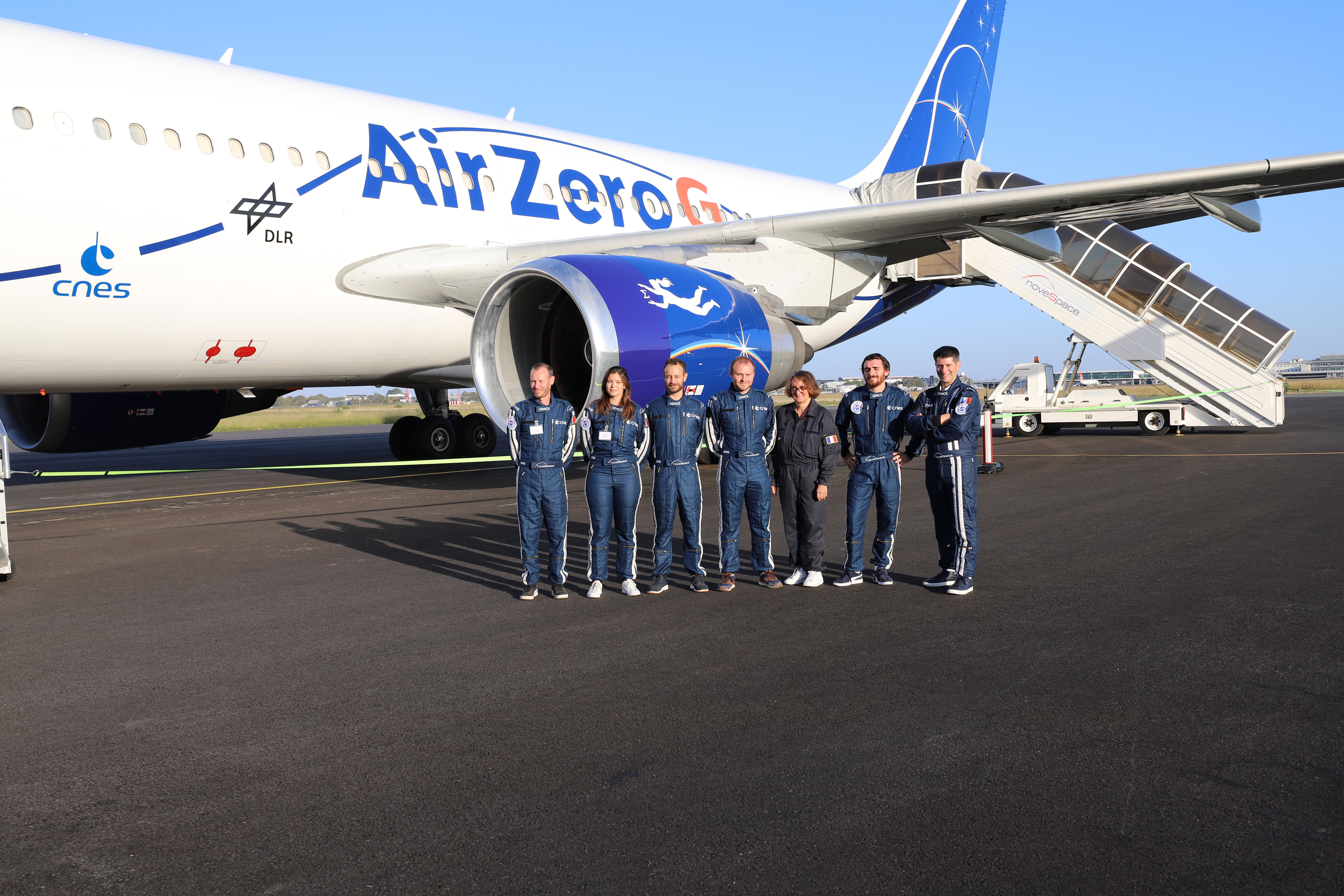 Équipe du GREMI devant l'avion Air ZéroG