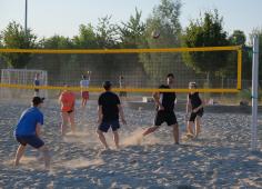 Joueurs jouant au beach volley sur un terrain