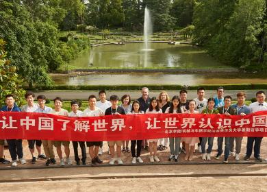 groupe étudiants chinois bannière rouge calligraphie