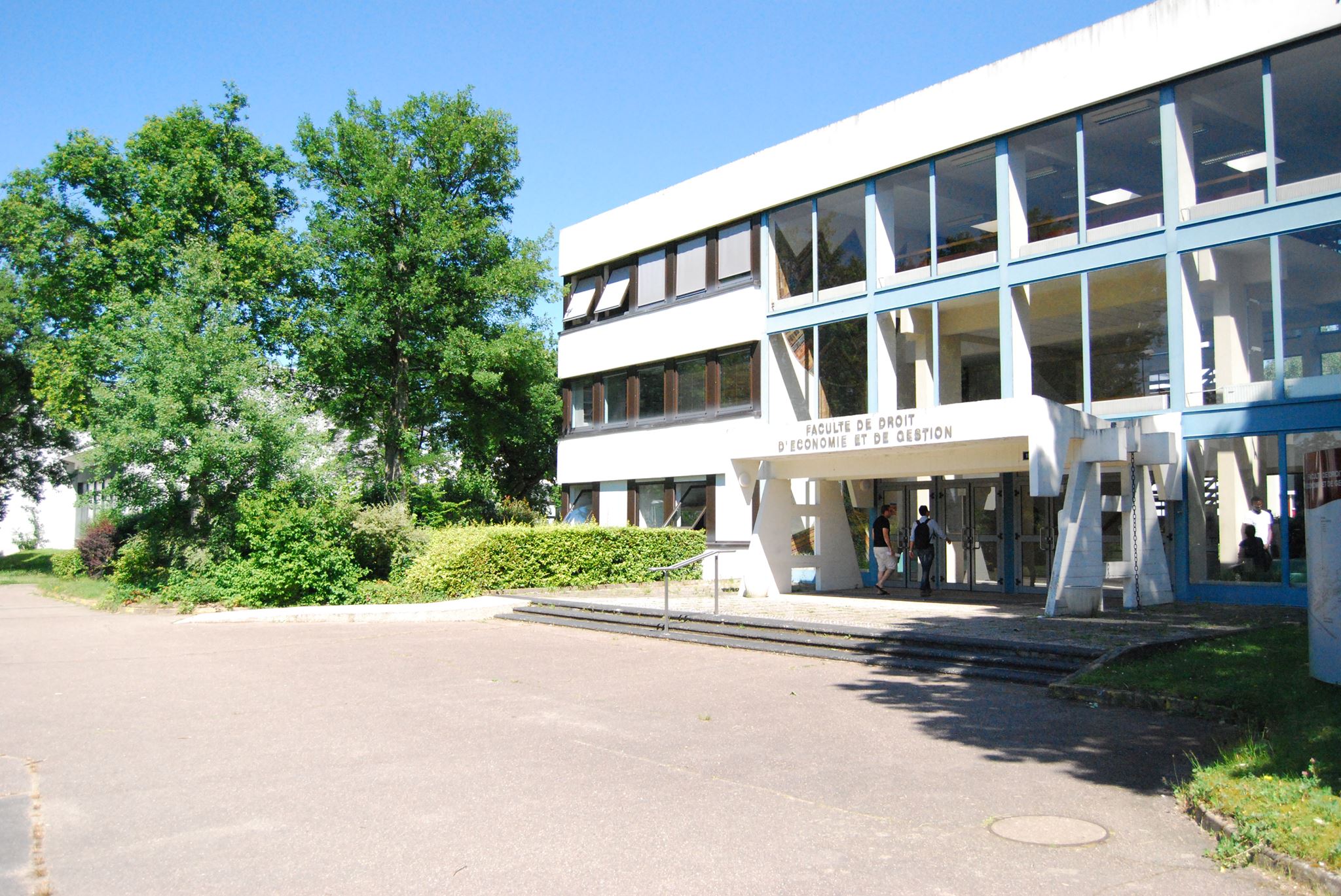 Façade faculté DEG