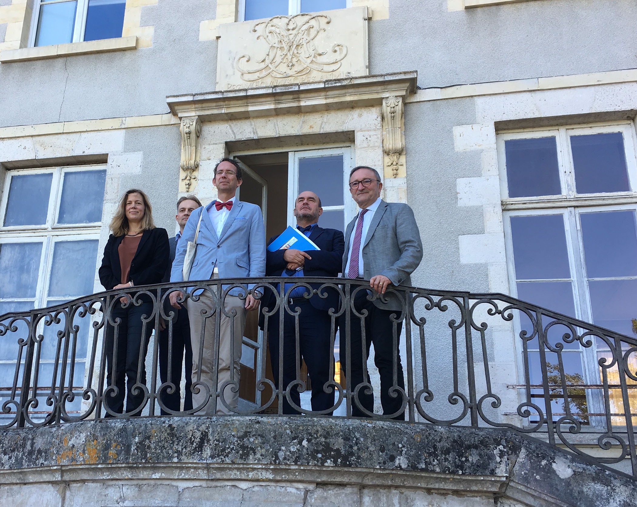 visite ambassadeur tchéquie groupe 5 personnes perron