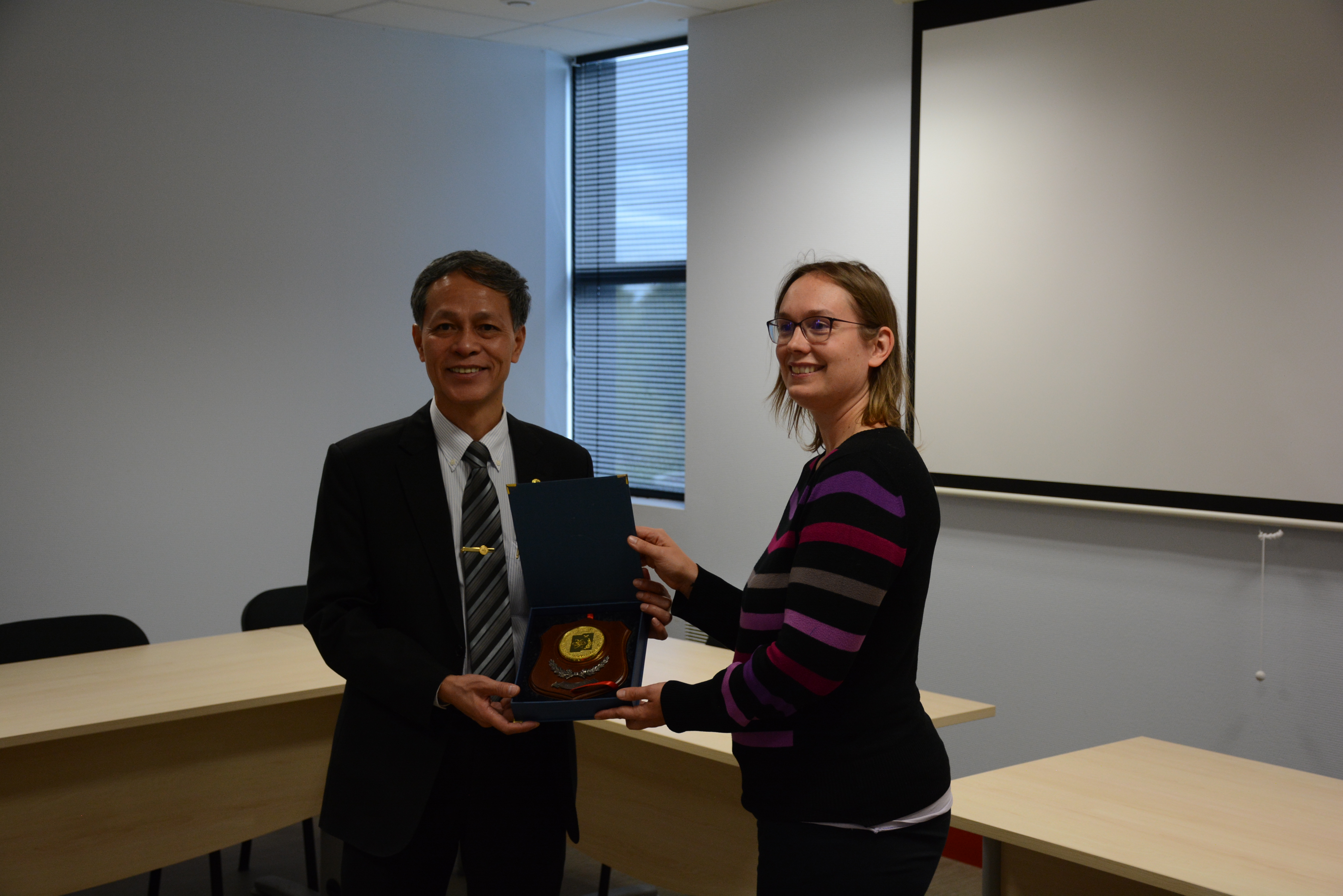 Dr. Cao Minh Tien (Vice-president) offre le blason de le quy Don Technical University