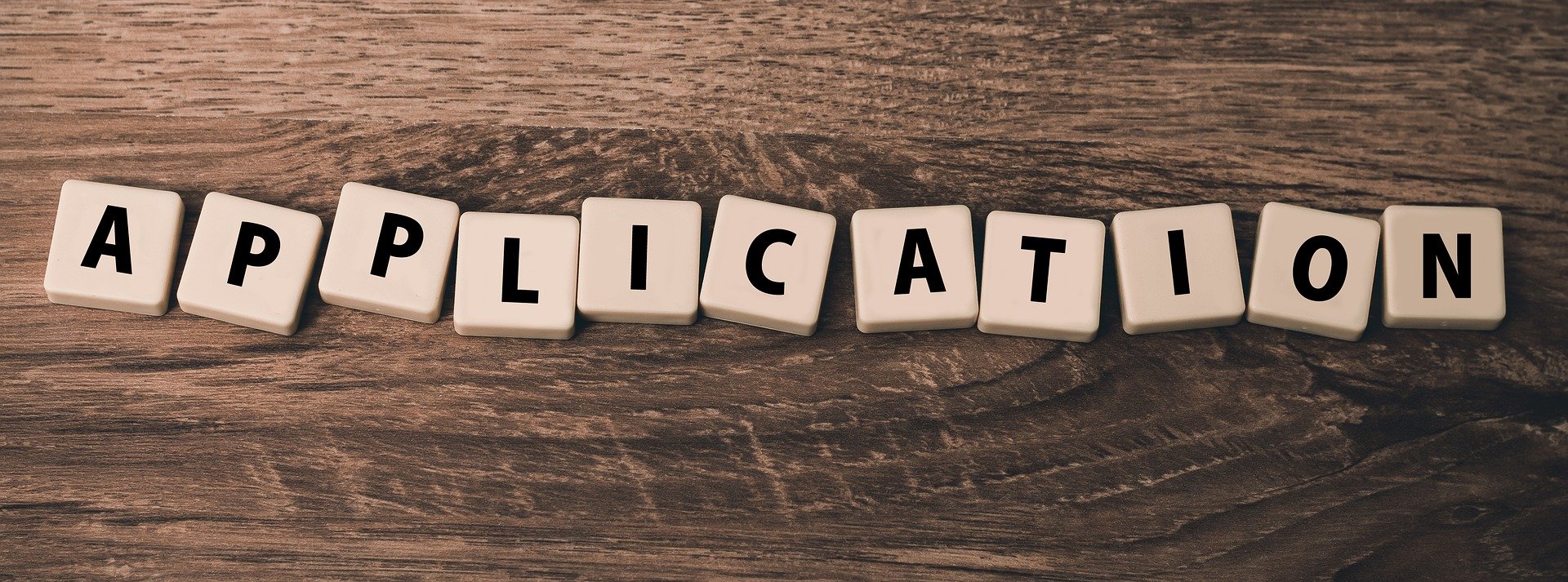 pions de scrabble formant le mot "application"