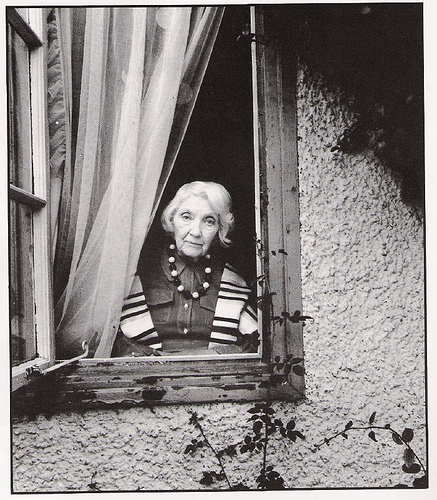 Photo  noir et blanche de Jean Rhys à sa fenêtre