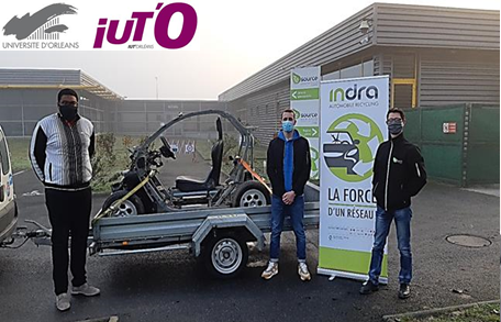 Projet SmartCar_byUO Dominique Nelson-Gruel avec deux étudiants devant le véhicule à transformer