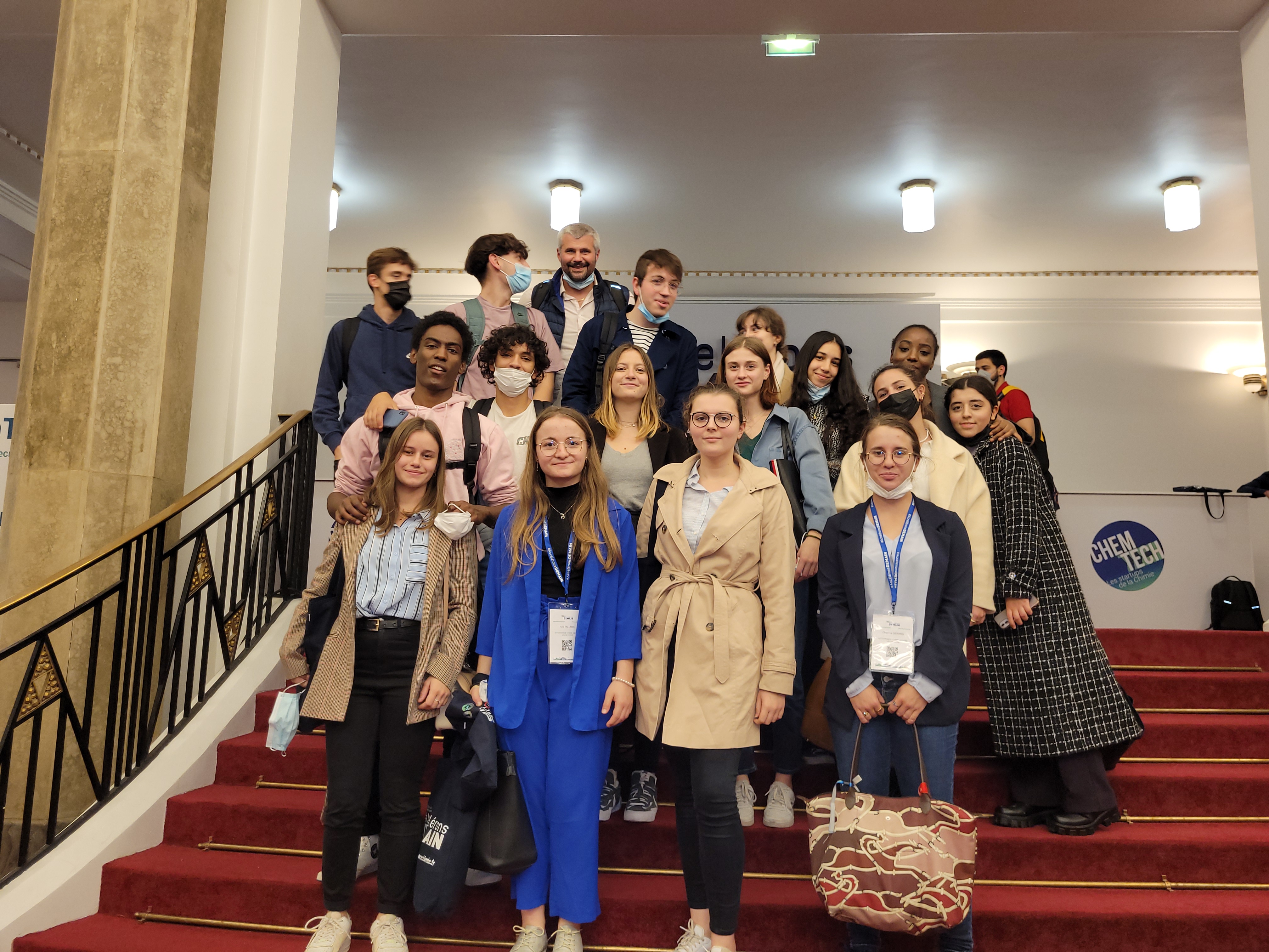 photo des étudiants de l'IUT aux 100 ans de France Chimie