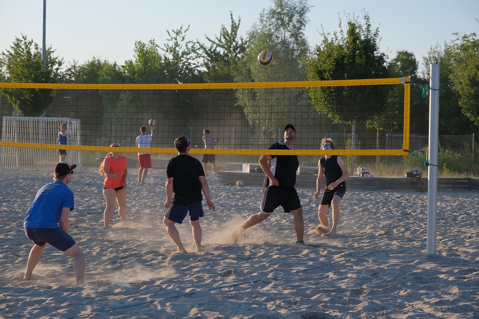 Joueurs jouant au beach volley sur un terrain