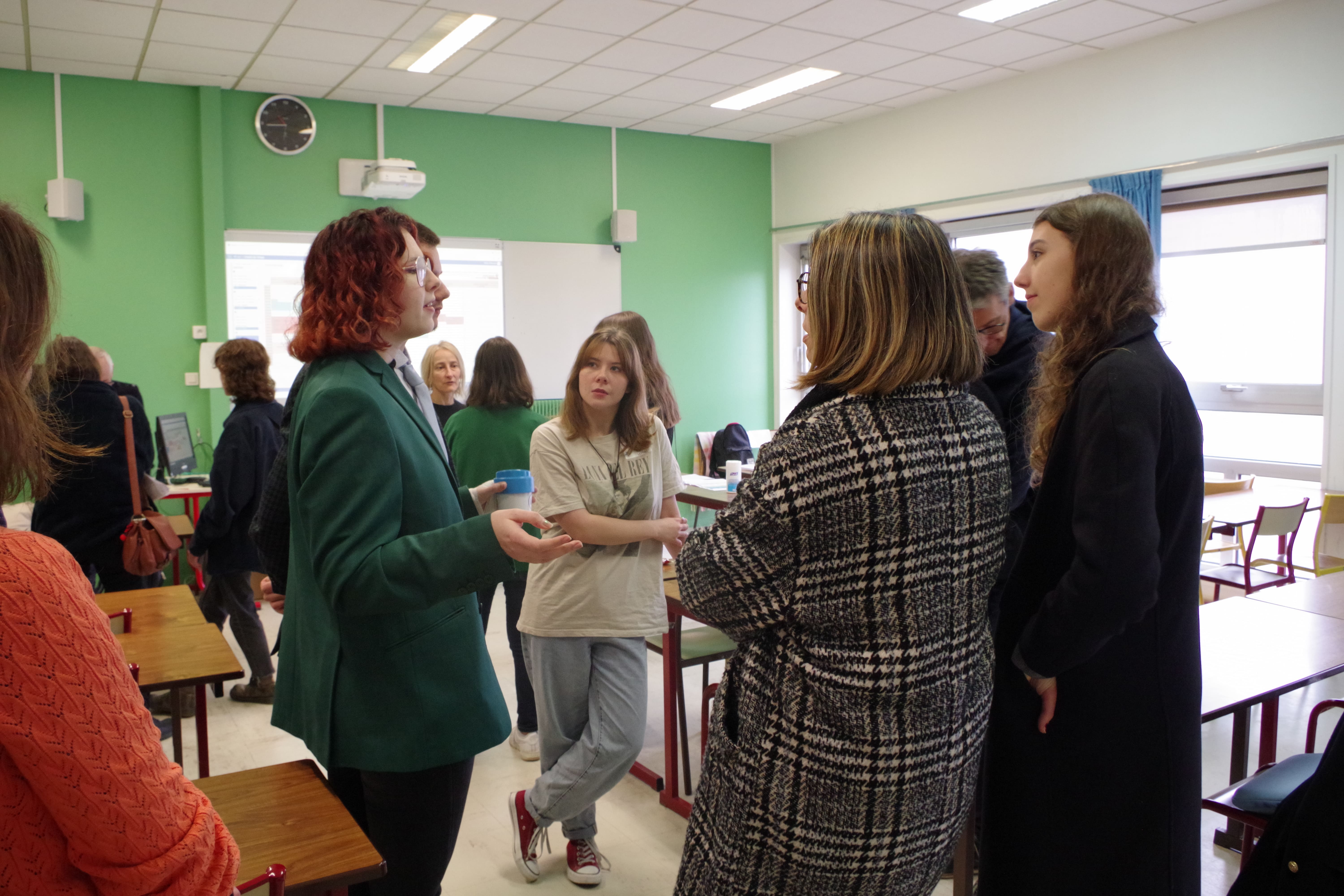 groupe d'étudiants expliquant leurs filières aux familles présentes