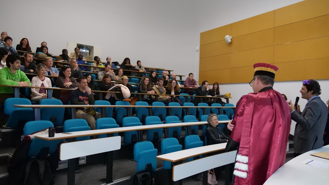 Enseignant dans un amphithéâtre avec une promotion d'étudiants