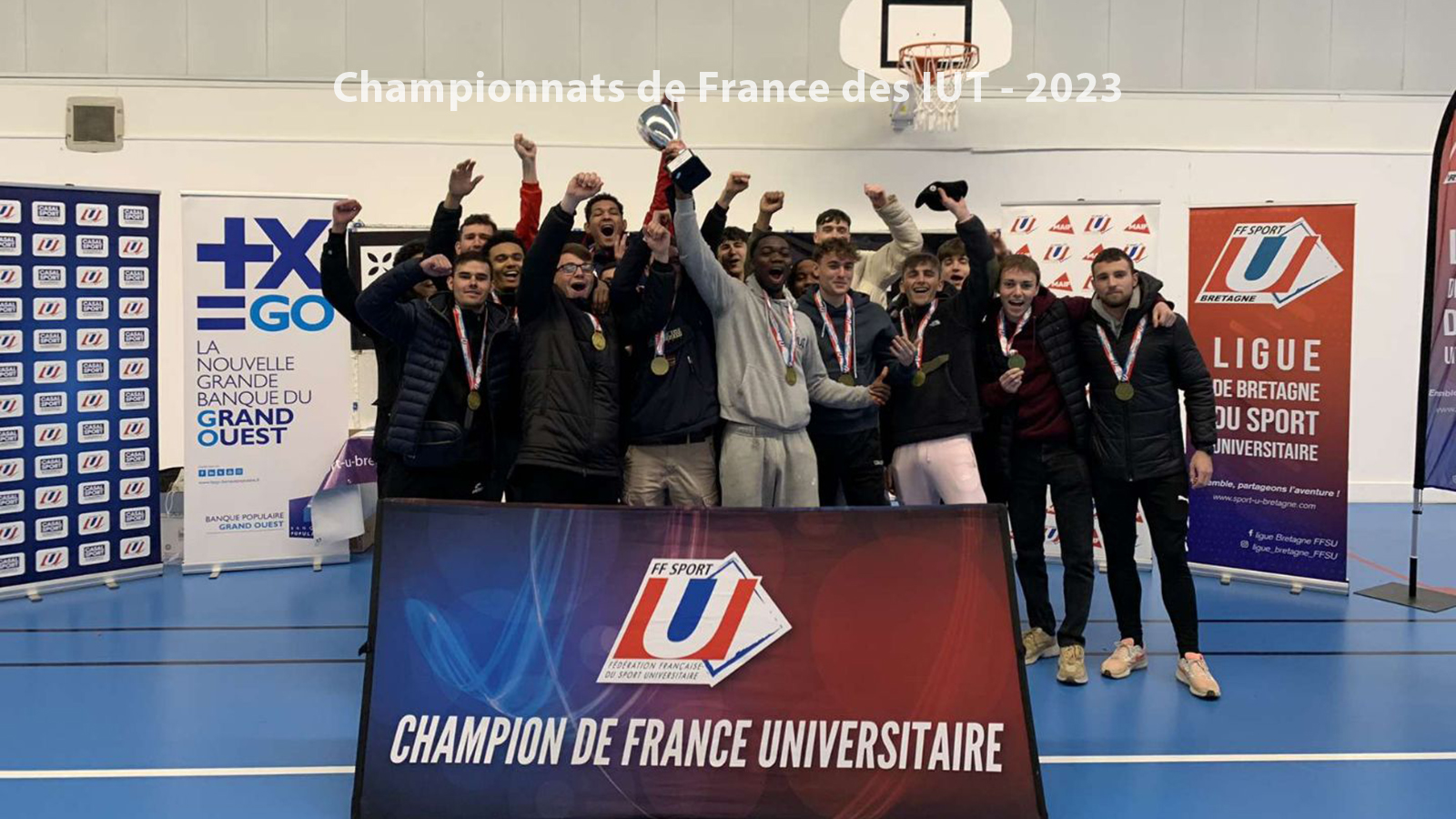 Les footballeurs remportent la coupe Les footballeurs remportent la coupe