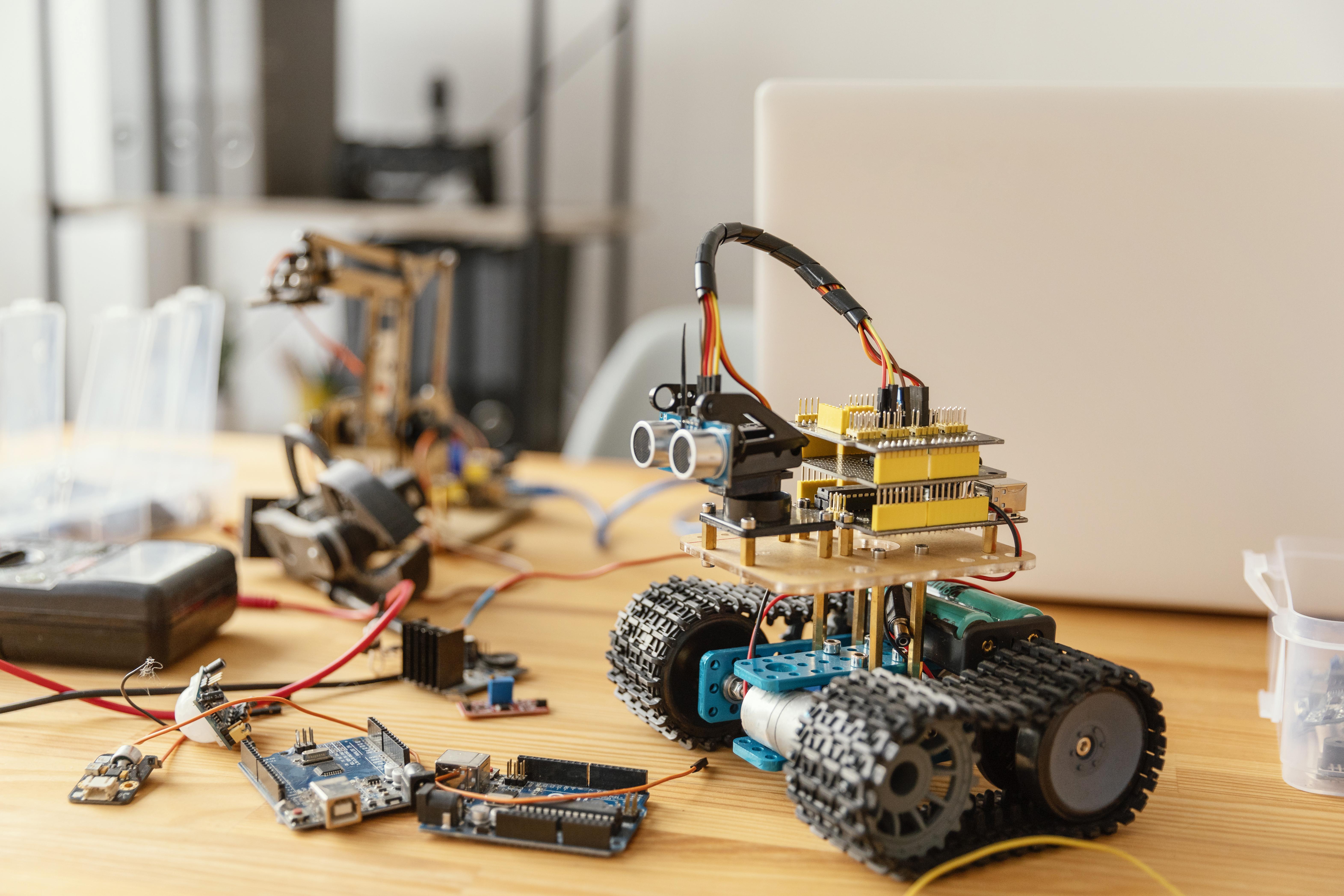 UFRST_INFORMATIQUE_home-made-robot-desk.jpg_R UFRST_INFORMATIQUE_home-made-robot-desk.jpg_R