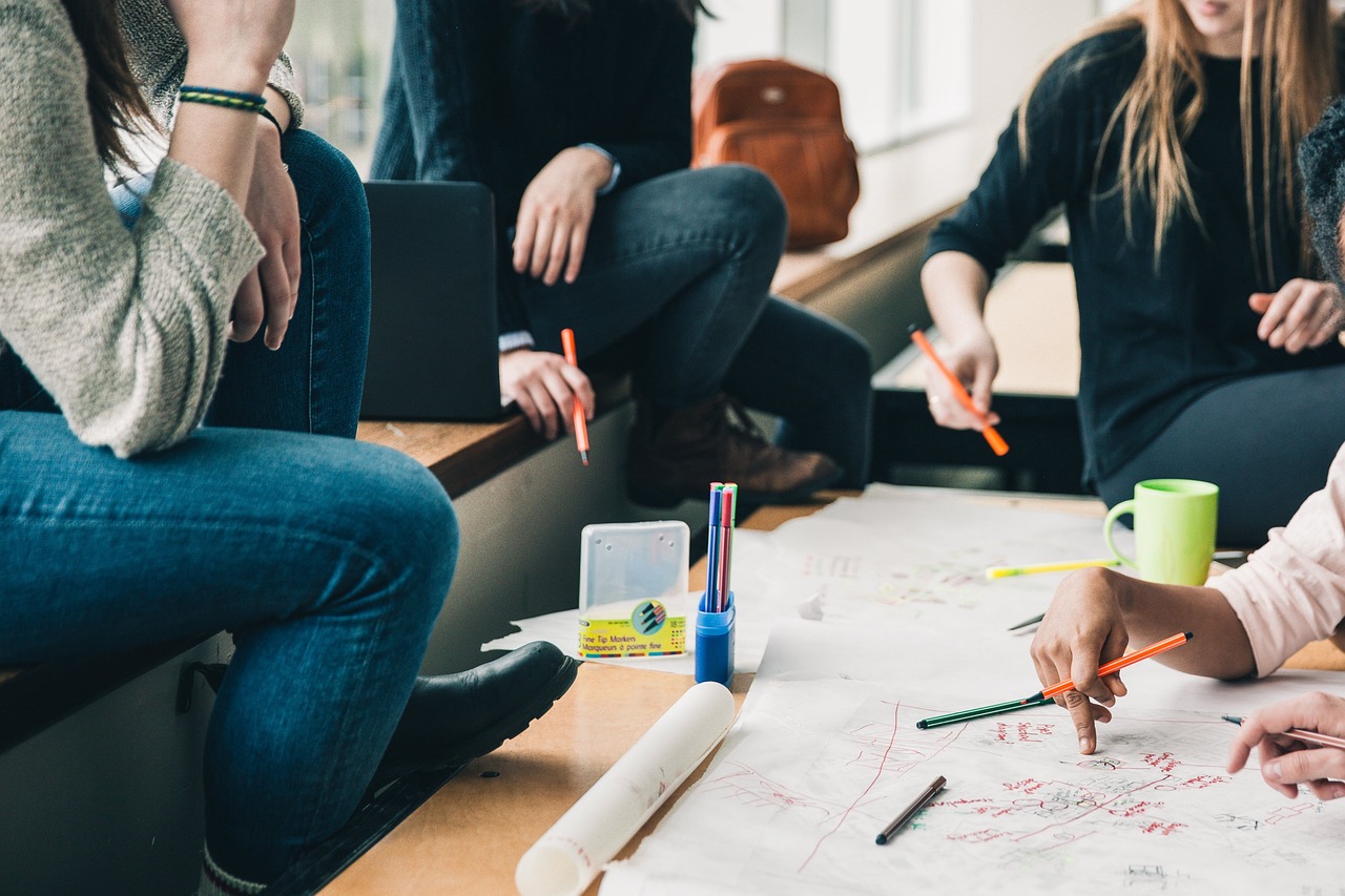 étudiants brainstormant étudiants travaillant