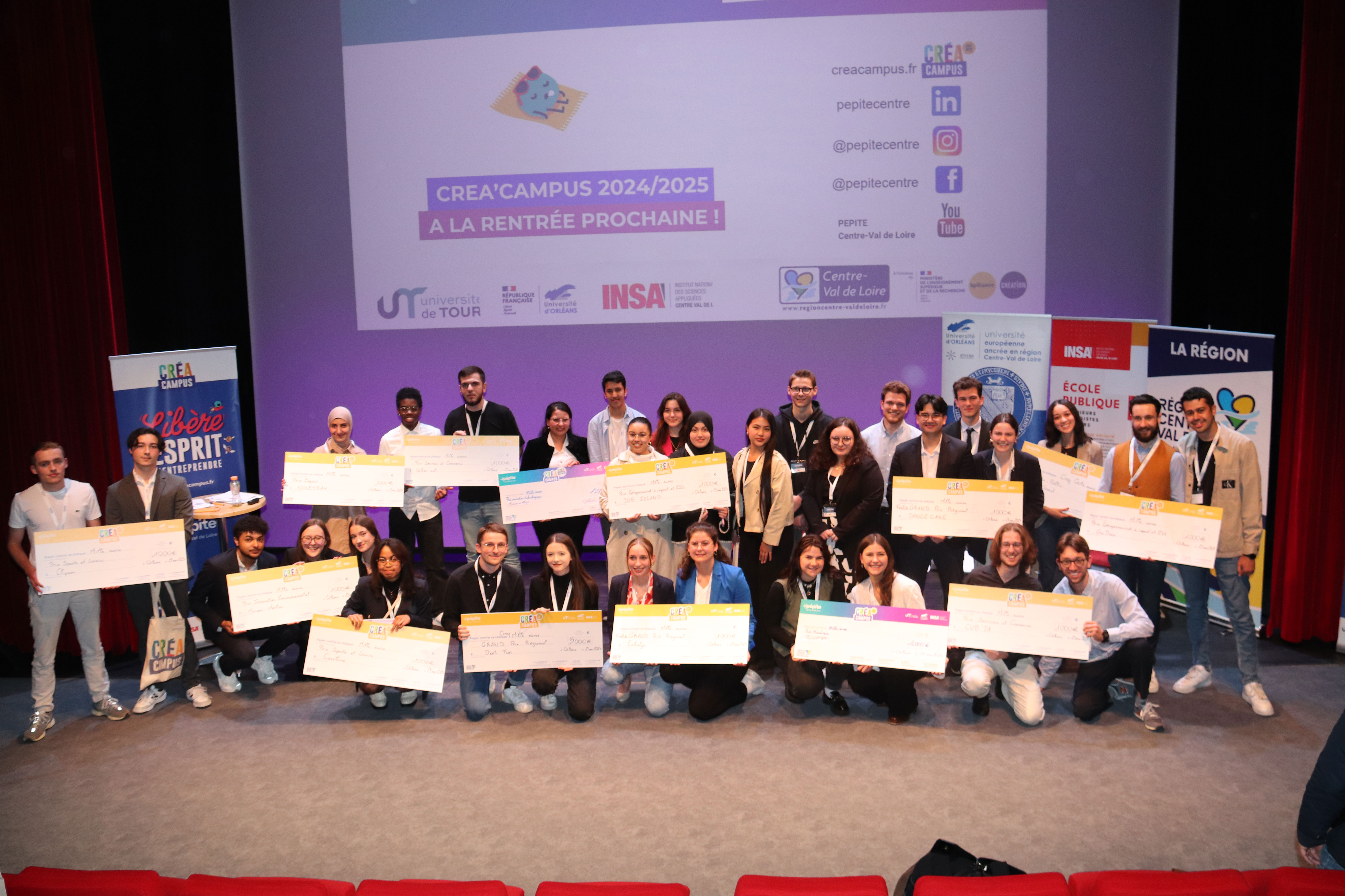 Photo de groupe de la Remise des prix CréaCampus 2023-2024 Photo de groupe de la Remise des prix CréaCampus 2023-2024
