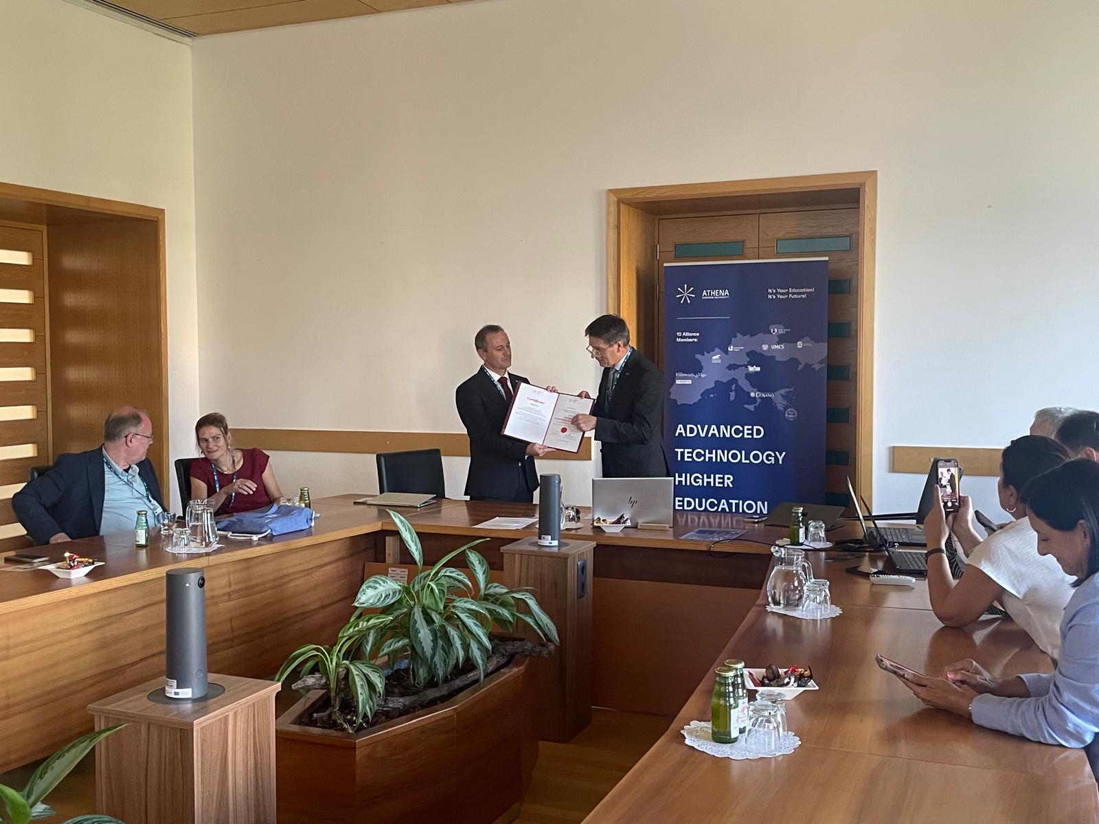 Le recteur de l'université de Maribor donne un document au Président de l'Université d'Orléans