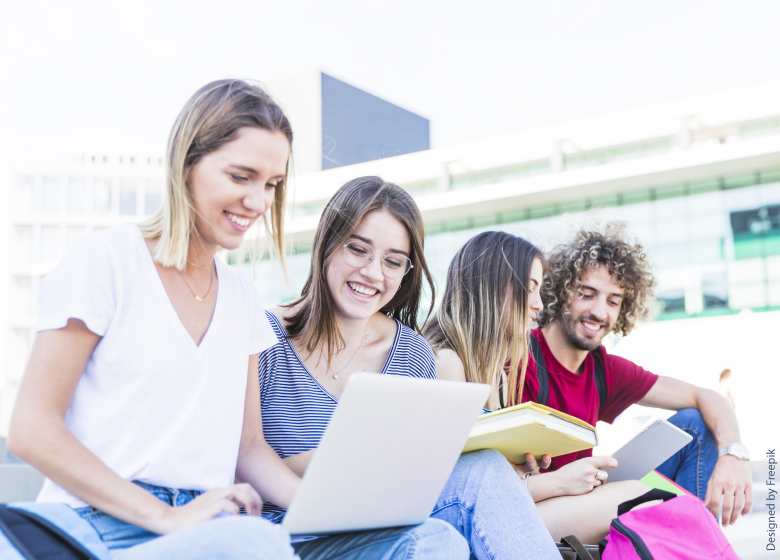 Des jeunes se connectent pour déposer leur candidature