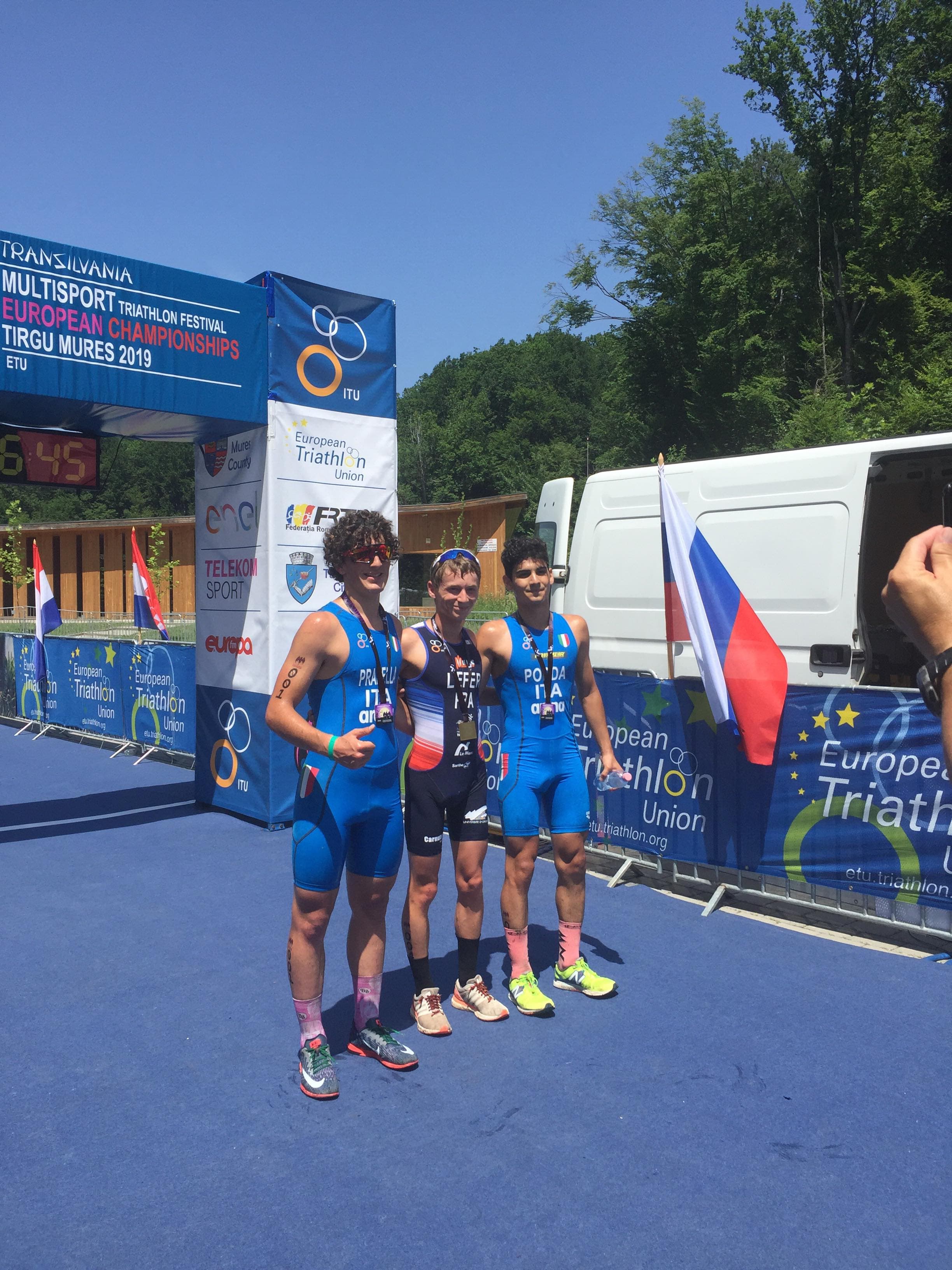 POL_Actu Corentin Lefer Champion d'Europe Corentin et les 2 autres concurrents arrivés 2ème et 3ème avec leurs médailles