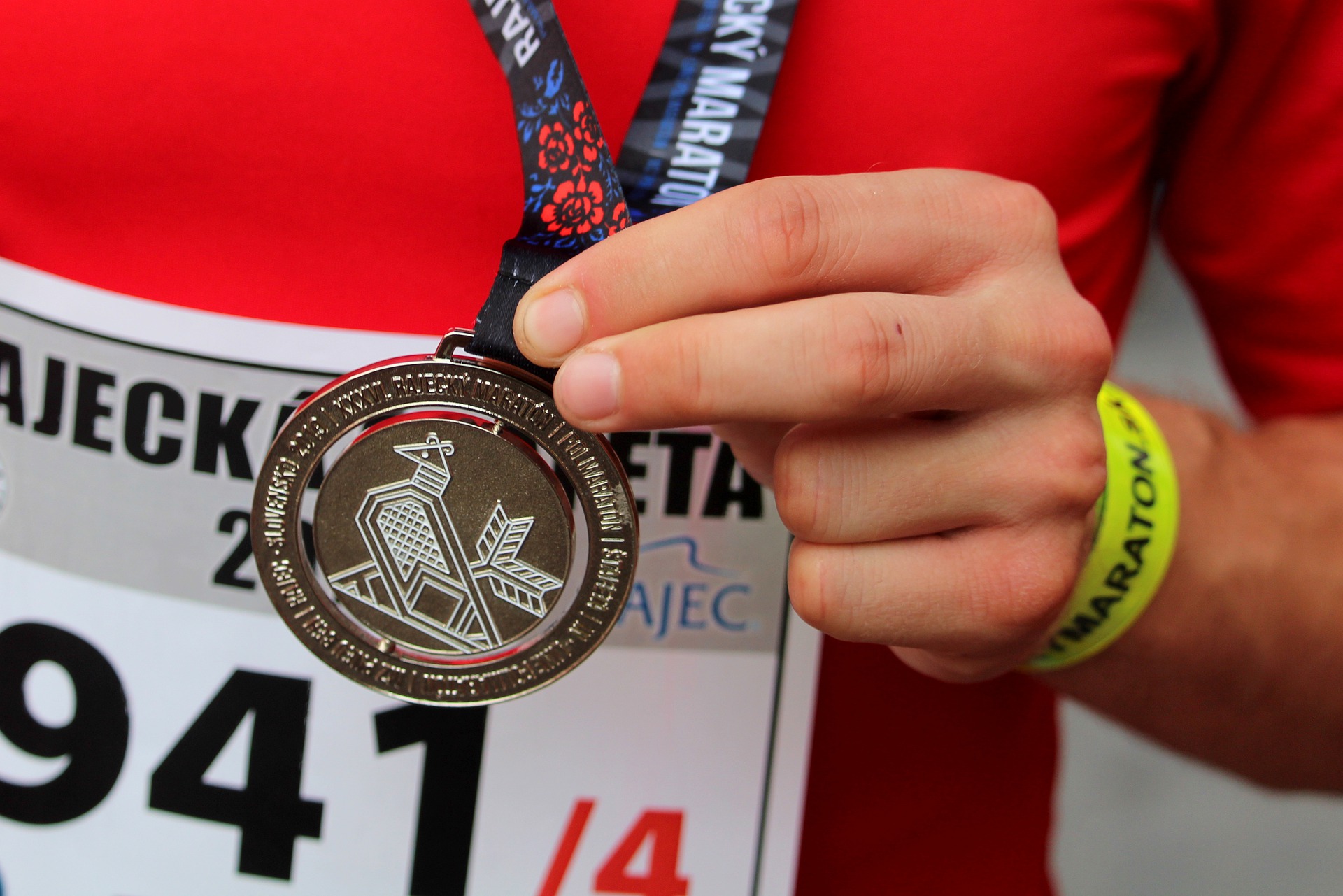 POL_SportifdeHautNiveauR Sportif montrant sa médaille