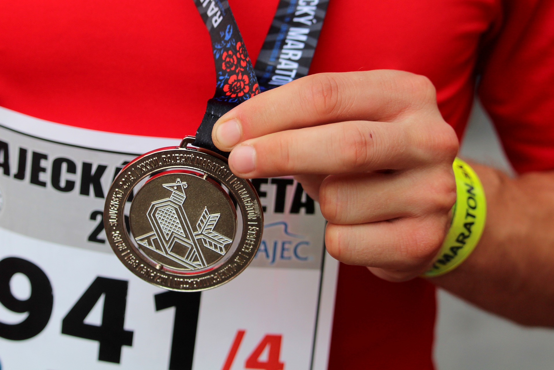 Sportif montrant sa médaille