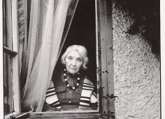 Photo  noir et blanche de Jean Rhys à sa fenêtre
