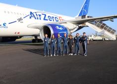 Équipe du GREMI devant l'avion Air ZéroG