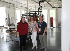Maureen Badiou avec 2 collaborateurs grecs dans le bâtiment MT2E