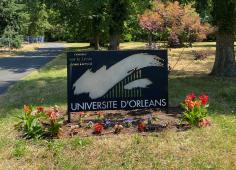 Panneau avec le logo de l'UO et de la végétation