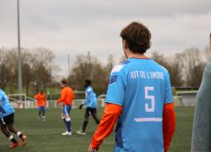 Etudiants jouant au football