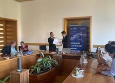 Le recteur de l'université de Maribor donne un document au Président de l'Université d'Orléans