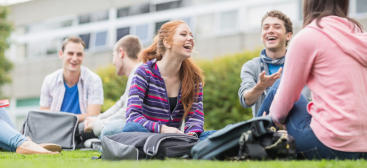 groupe détudiants assis dans l'herbe