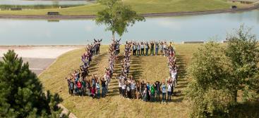 Étudiants formant les lettres UO au bord du lac du campus