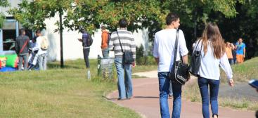 Étudiants sur le campus le jour du Happy Campus Day