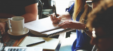 étudiants qui travaillent en groupe