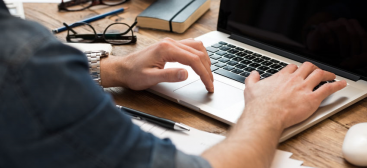 un homme tapant sur un ordinateur portable