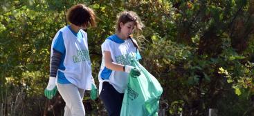 ramassage de déchets par des élèves et personnels
