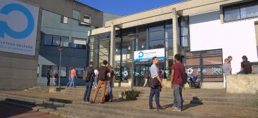 Etudiants devant site Vinci de Polytech Orleans