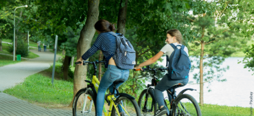 Deux étudiantes en vélo sur une piste cyclable