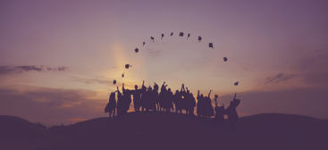 Lancé de chapeau de diplomés sur une colline
