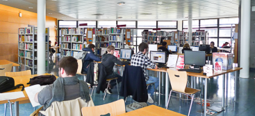 Des étudiants se documentent à la bibliothèque universitaire