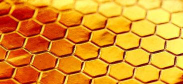Photo de tomettes hexagonales couleur de miel brillant