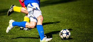 Joueur de football shootant dans un ballon