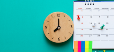 une horloge et un calendrier