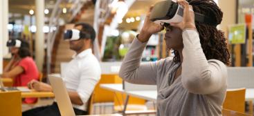 Etudiants utilisant la réalité virtuelle