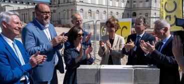 Pose symbolique de la 1ère pierre du campus Orléans centre