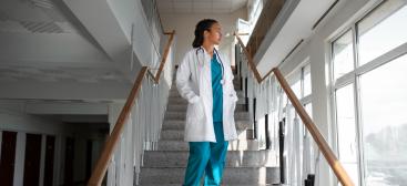 Une étudiante en médecine