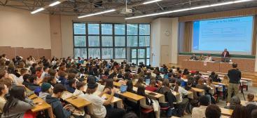 Des étudiants en formation médicale en amphi