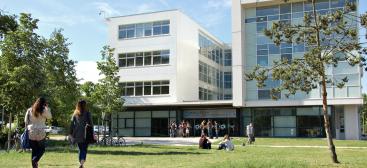 Etudiants devant le site Galilée de Polytech Orléans